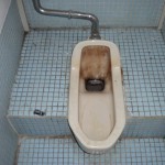 借家トイレの便器清掃です。